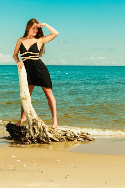 Girl  relaxing on the sea coast — Stock Photo, Image