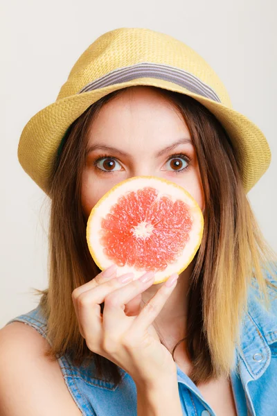 Zomer meisje bedrijf grapefruit — Stockfoto