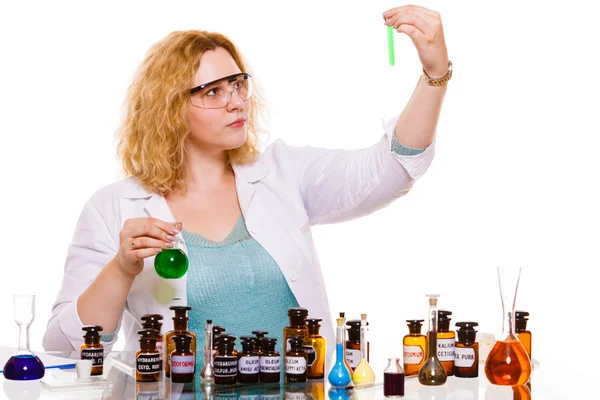 Femme étudiant en chimie avec fiole de test de verrerie. — Photo