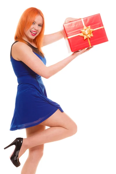 Κοπέλα που κρατά το κιβώτιο δώρων — Φωτογραφία Αρχείου