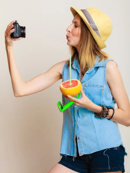 Sommar flicka ta själv föreställer selfie med kamera — Stockfoto