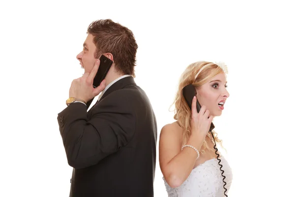 Kadın ve adam telefonda konuşurken — Stok fotoğraf