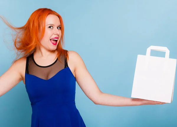 Mulher segurando saco de compras de papel com espaço de cópia . — Fotografia de Stock