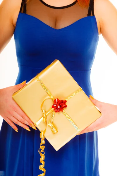 Vakantie liefde geluk concept - meisje met geschenkdoos — Stockfoto