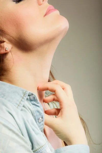 Mujer rascándose el cuello — Foto de Stock