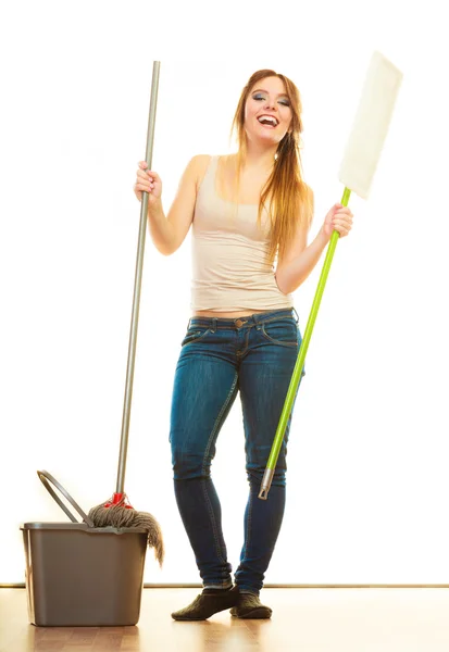 Mujer joven Mopping piso — Foto de Stock