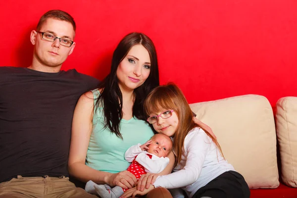 Jonge gezin zittend op de Bank — Stockfoto