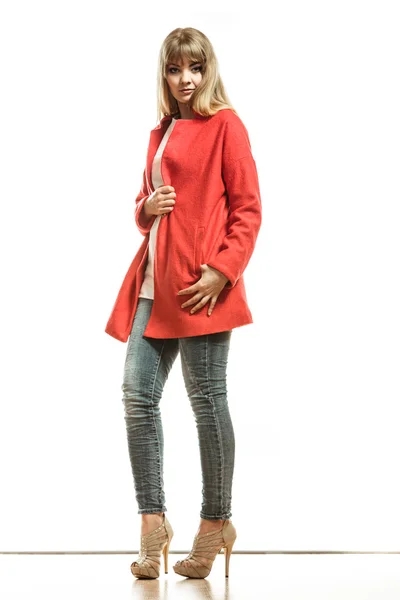 Woman in red coat posing — Stock Photo, Image
