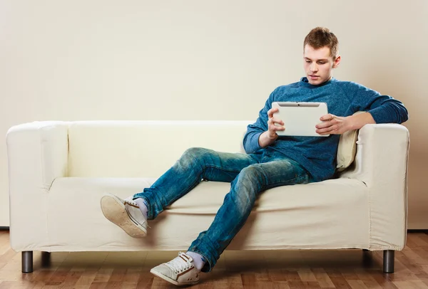 Handsome man using  tablet — Stock Photo, Image