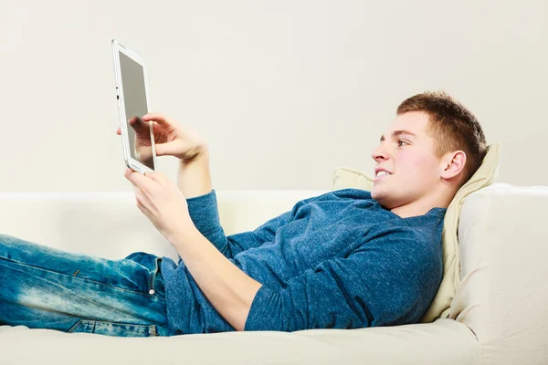 Hombre joven usando tableta digital — Foto de Stock