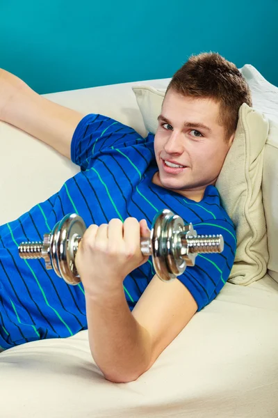 Jeune homme relaxant sur le canapé — Photo