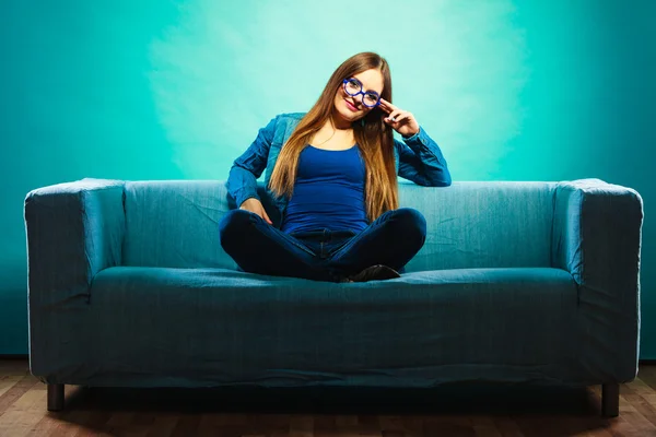 Girl  sitting on couch. — Stock Photo, Image