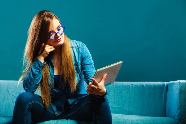 Femme en lunettes utilisant une tablette — Photo