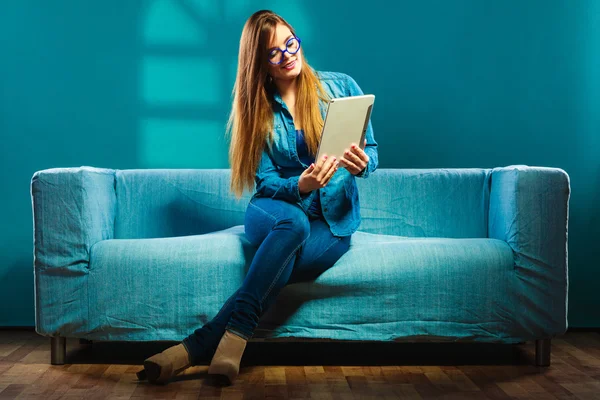 Mulher de óculos usando tablet — Fotografia de Stock