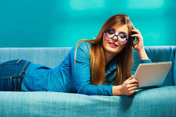 Frau in Brille mit Tablet — Stockfoto