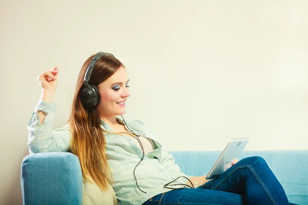 Frau sitzt auf Couch — Stockfoto