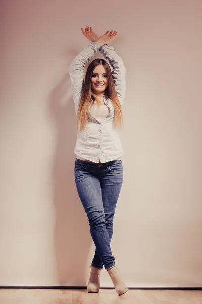 Kvinna i jeans byxor poserar — Stockfoto