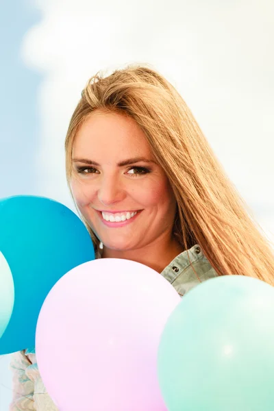 Adolescente chica sosteniendo globos — Foto de Stock