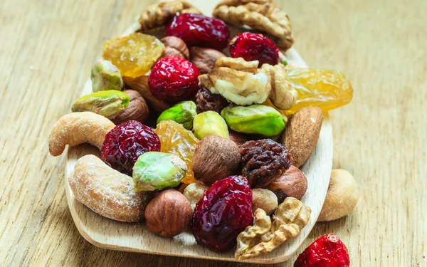 Variedades de frutos secos y frutos secos en cuchara de madera . —  Fotos de Stock