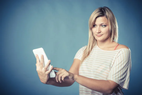 Jonge vrouw met tablet — Stockfoto