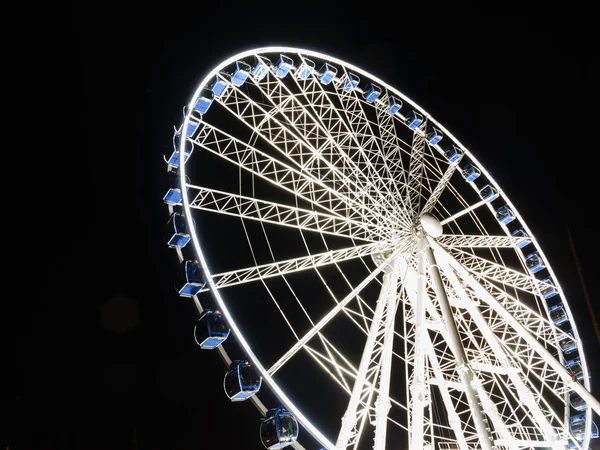 Ferris wheel éjjel Gdanskban, Lengyelországban — Stock Fotó