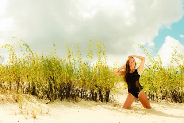 Flicka som poserar på stranden. — Stockfoto