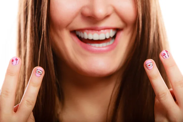 Mujer mostrando uñas —  Fotos de Stock
