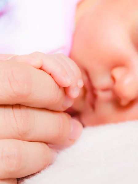 Hand the sleeping baby girl in the palm of mother — Stock Photo, Image