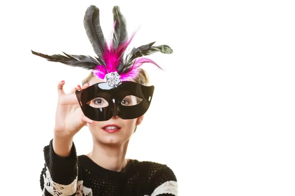 Женщина пробует карнавальную маску — стоковое фото