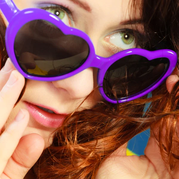 Chica en retrato de gafas de sol violeta — Foto de Stock