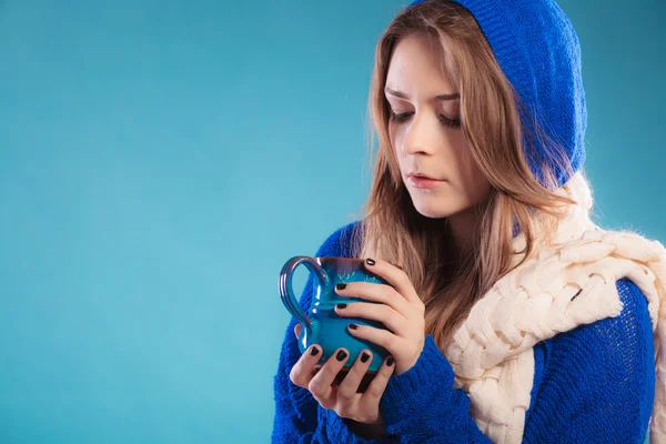 Menina adolescente segurando caneca azul com bebida quente — Fotografia de Stock