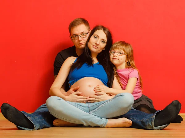 Familj väntar nytt barn — Stockfoto