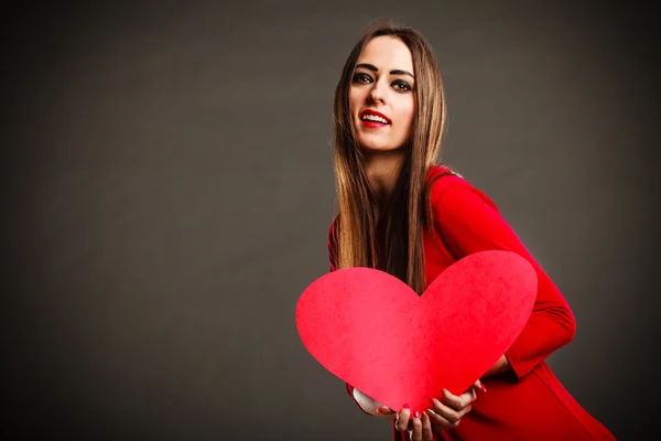 Sevgililer günü kadın holding kalp. — Stok fotoğraf