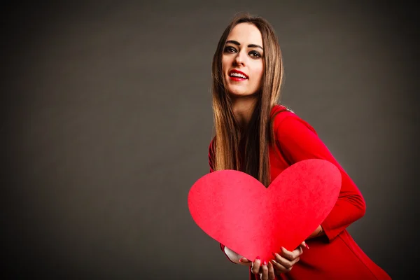 Valentim dia mulher segurando coração . — Fotografia de Stock