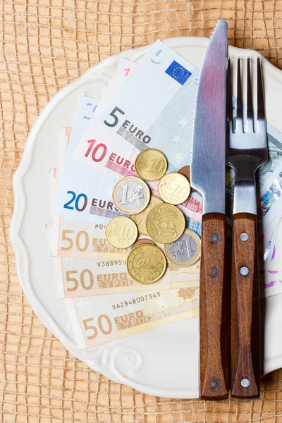 Euro dinheiro em mesa de cozinha, costa de vida — Fotografia de Stock