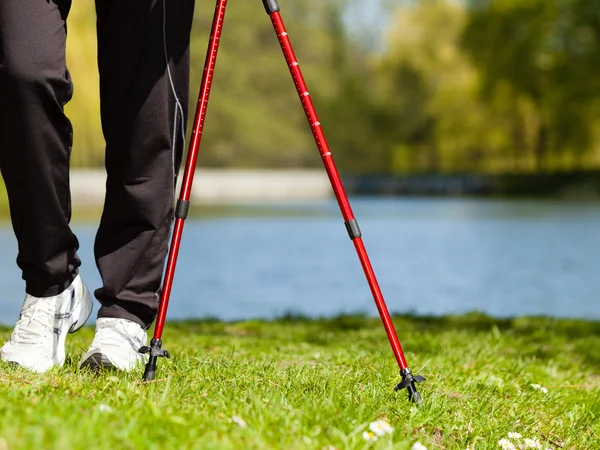 Nordic walking. Ženské nohy pěší turistika v parku. — Stock fotografie