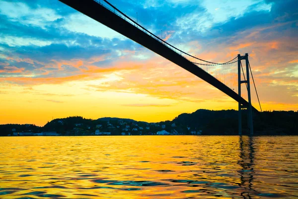 Günbatımı üzerinde asma köprü Bergen, Norveç — Stok fotoğraf