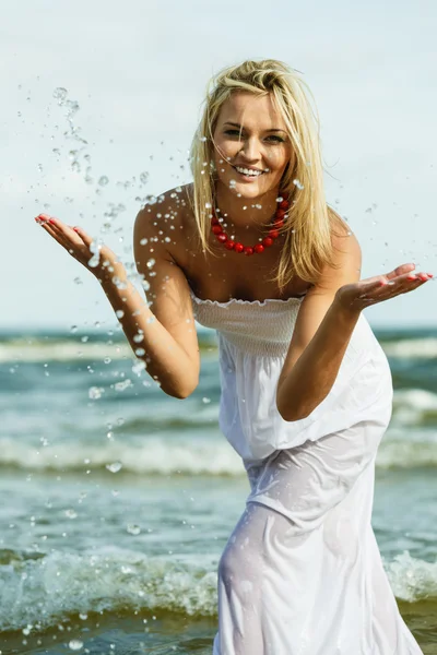 Menina de vestido branco salpicando água — Fotografia de Stock
