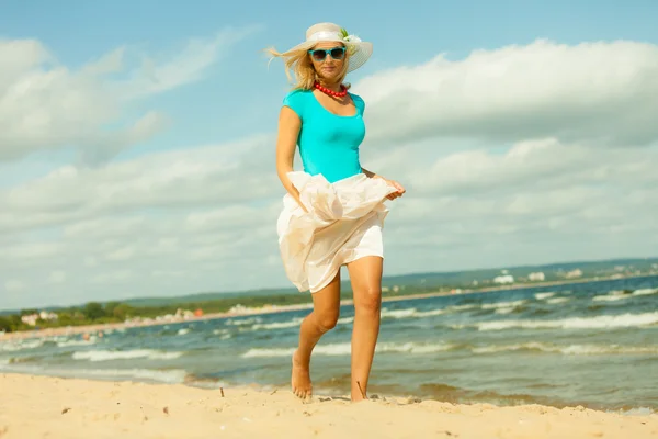 Flicka kör på stranden. — Stockfoto