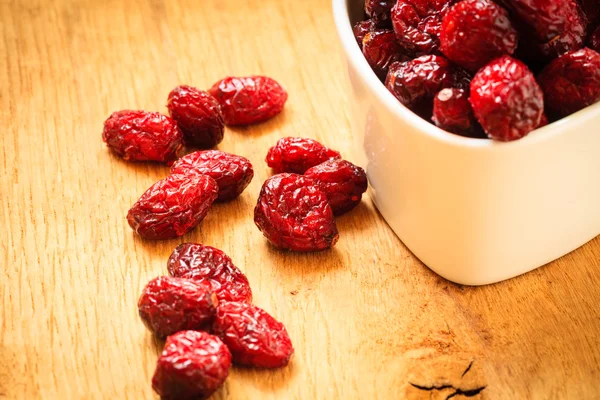 Gedroogde cranberryvrucht in schaal op tafel. — Stockfoto