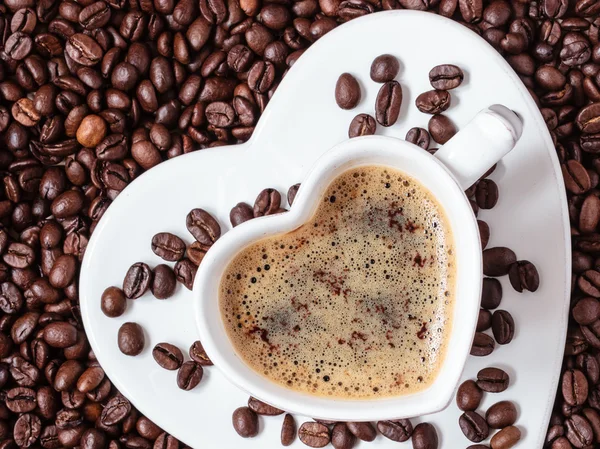 Vit kaffekopp hjärta formad med cappucino — Stockfoto