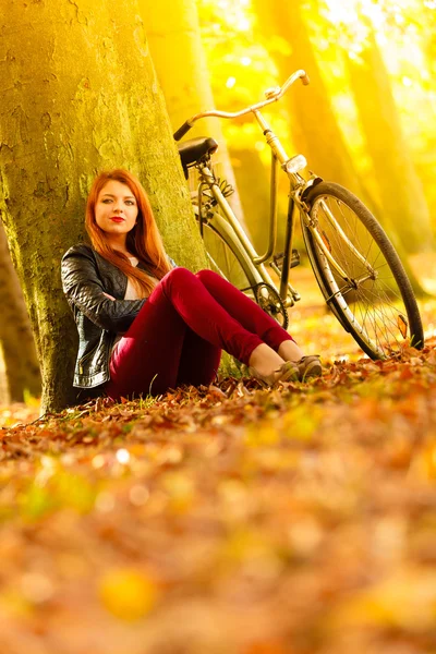 Skönhet flicka avkopplande i höst park med cykel, utomhus — Stockfoto