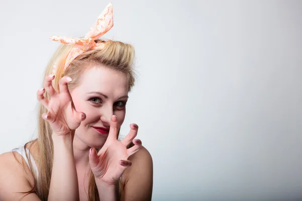 Ragazza rendendo faccia sciocca — Foto Stock