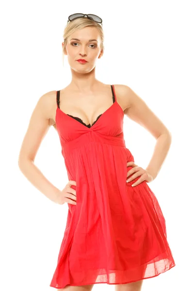 Kırmızı elbise poz içinde kız — Stok fotoğraf