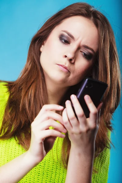 Tienermeisje texting — Stockfoto