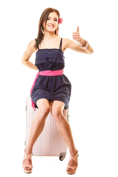 Femme assise sur une valise rose — Photo