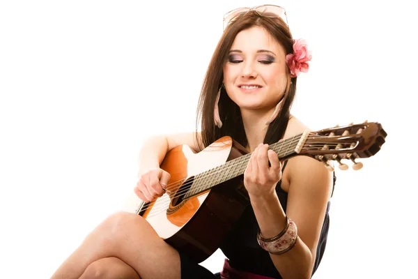 Chica sosteniendo la guitarra acústica — Foto de Stock