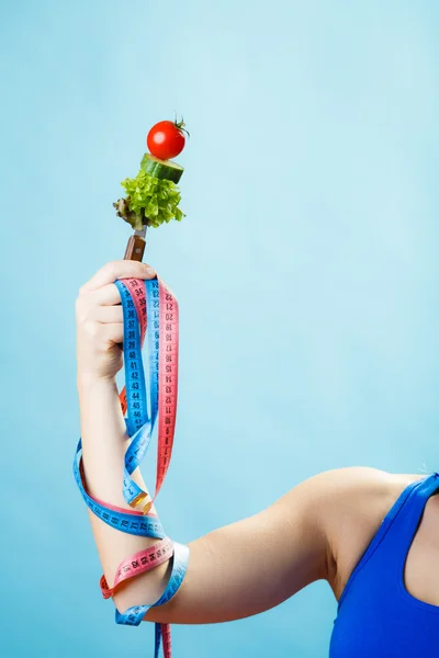 Donna con cibo vegetariano — Foto Stock