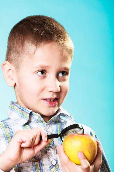 Kind untersucht Apfel — Stockfoto