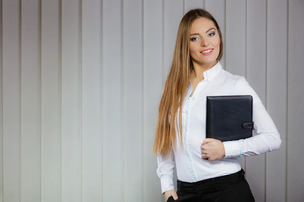 Businesswoman holding case. — Stock Photo, Image